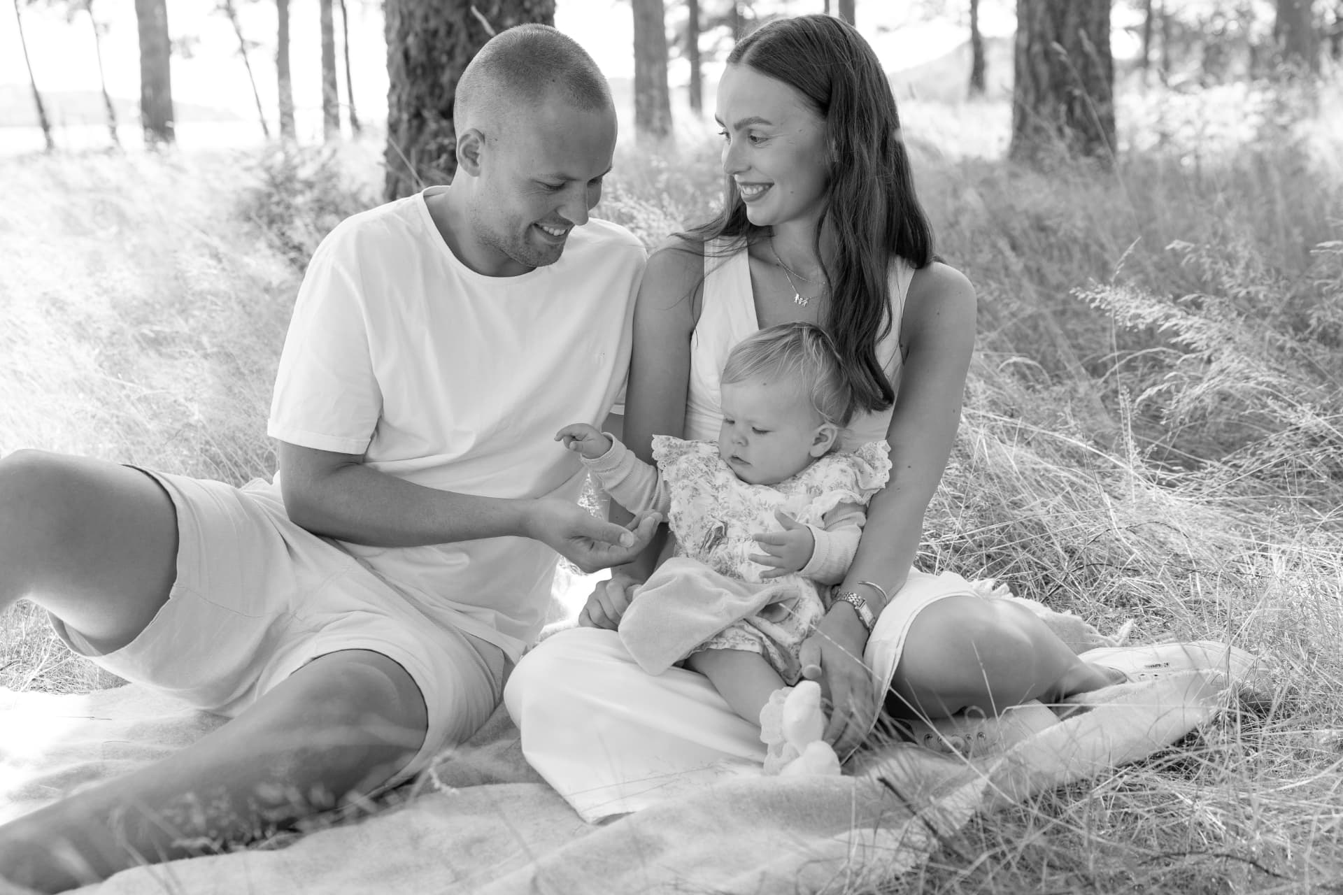 Familie på pledd i sommerlys