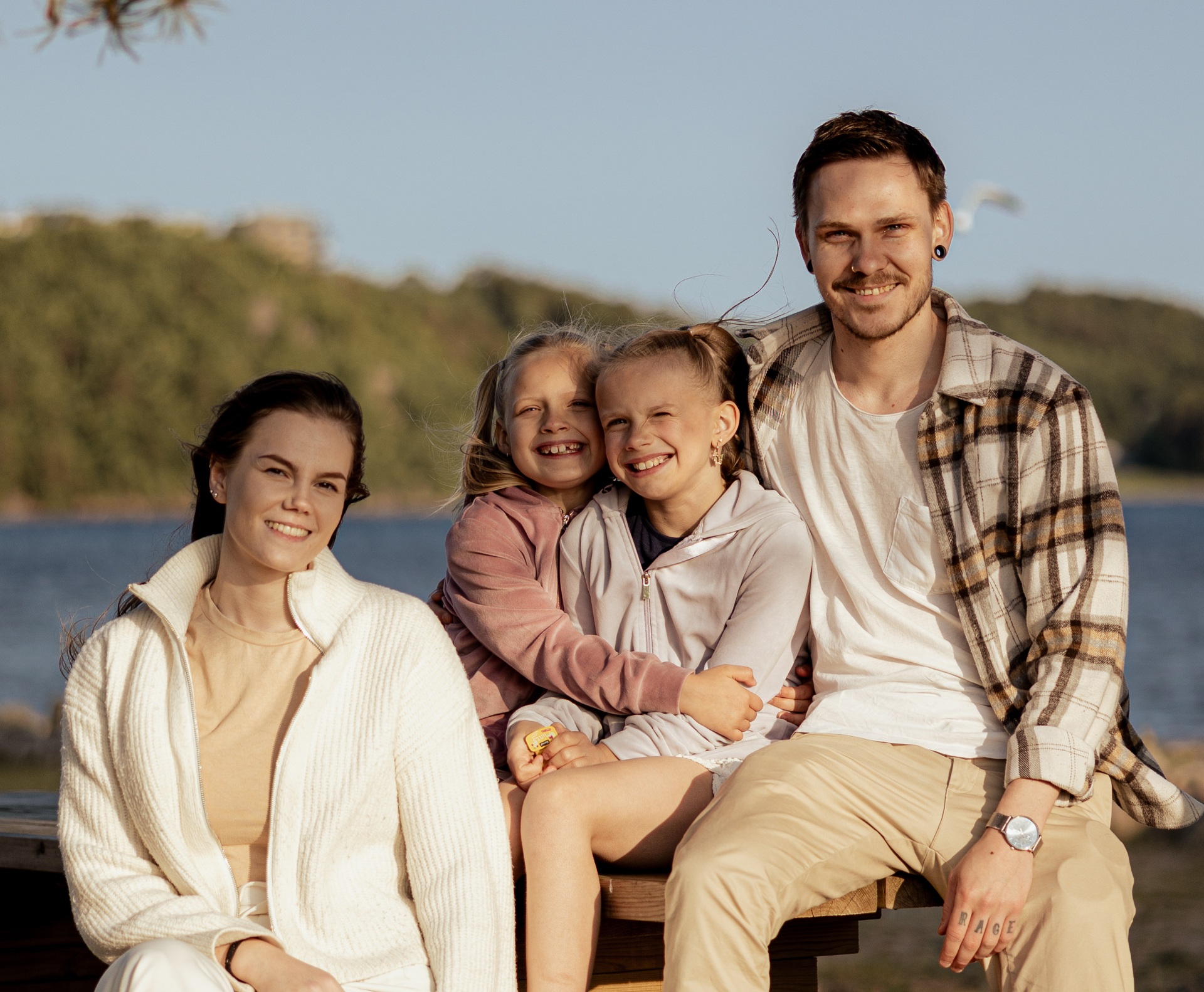 Familie ved sjøen